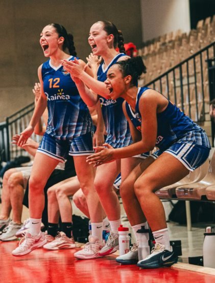 De jeunes basketteuses exultent au bord du terrain