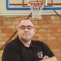 Jérôme Guillermin dans un gymnase, sous un panier