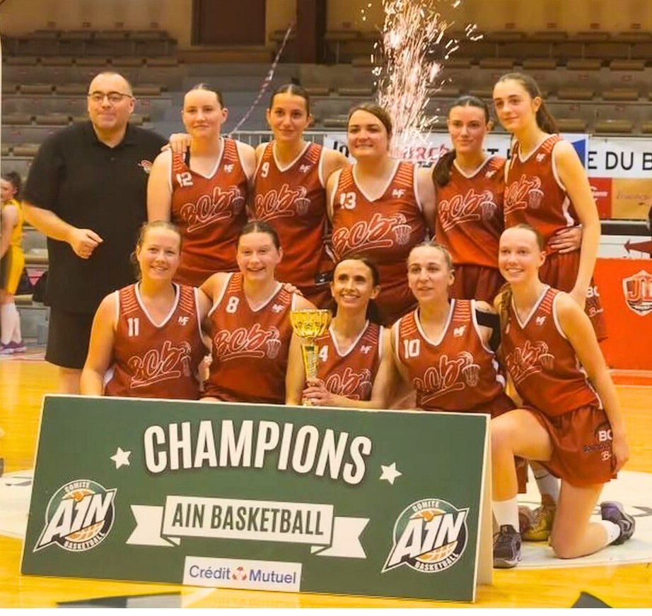 Photo de groupe : Jérôme Guillermin et son équipe féminine championne de l'Ain, trophée en main