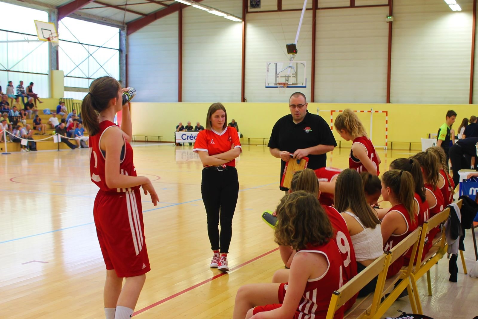 Jérôme Guillermin coache son équipe depuis le banc pendant un tournoi