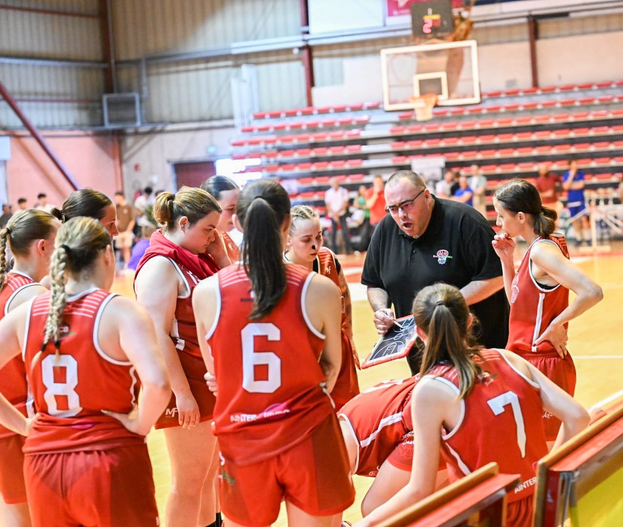 Jérôme Guillermin, préparateur mental basket, donne ses consignes à ses joueuses pendant un temps mort