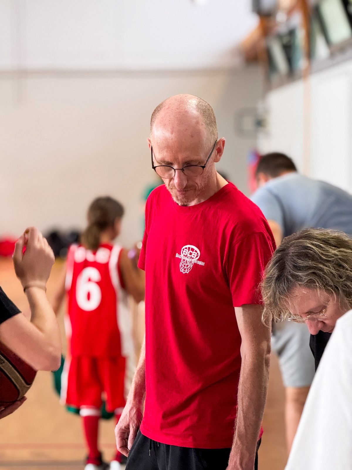 Philippe Citterio, coach de basket et cofondateur de BECOME YOURSELF, au bord du terrain