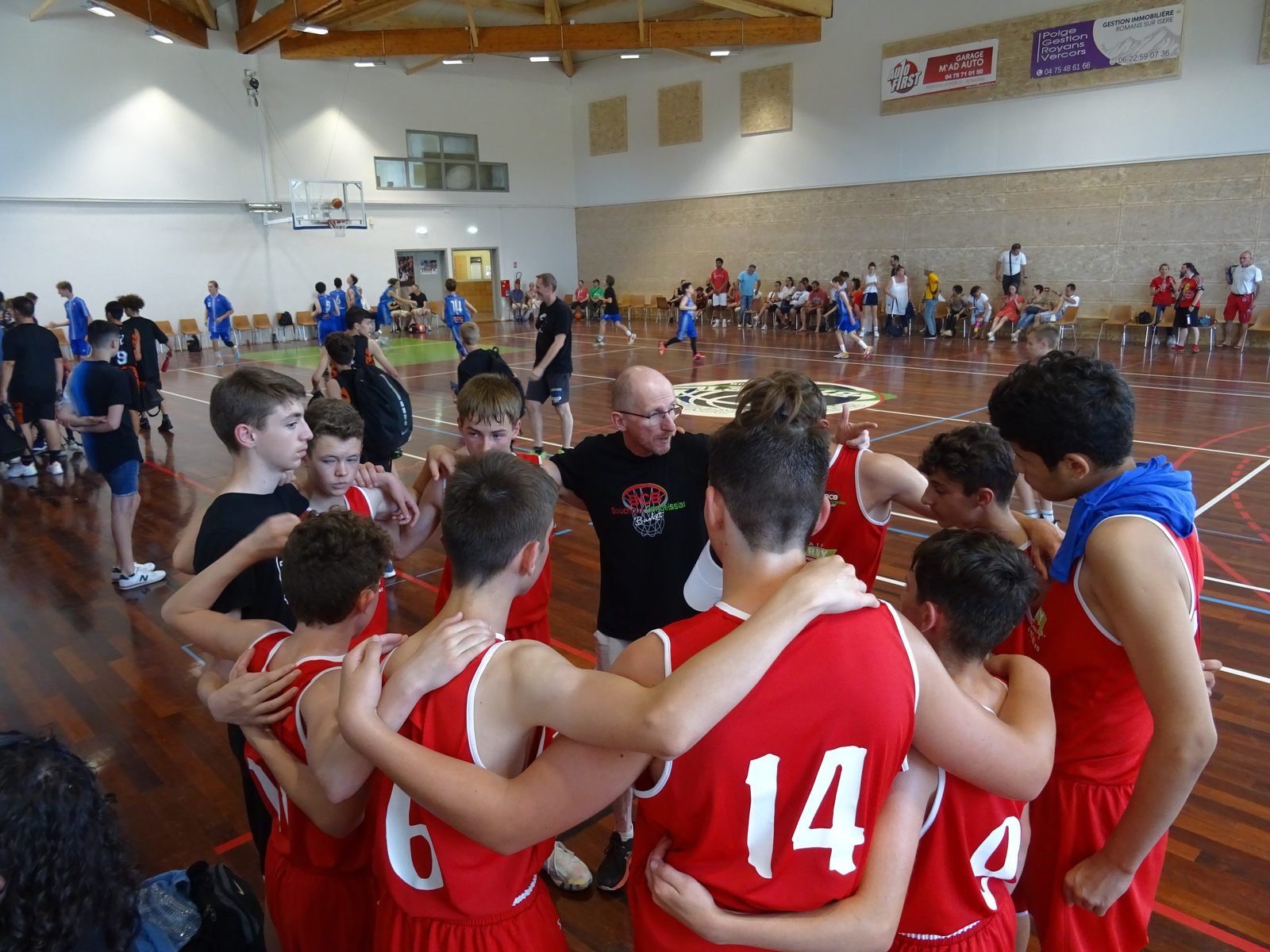 Philippe Citterio rassemble ses jeunes joueurs pendant un tournoi
