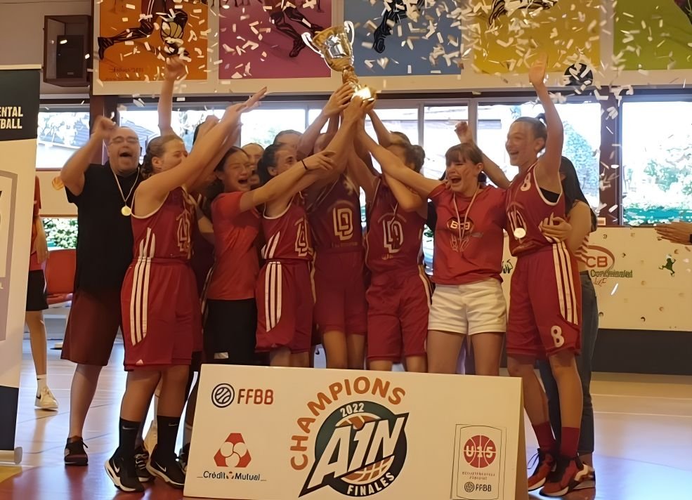 Les joueuses de Jérôme Guillermin soulèvent leur coupe de championnes de l'Ain sous les confettis
